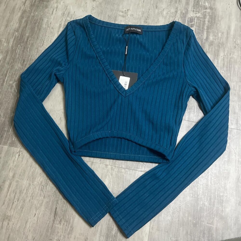 Prettylittlething Ribbed Cropped VNeck Long Sleeve Top Size 2 NWT